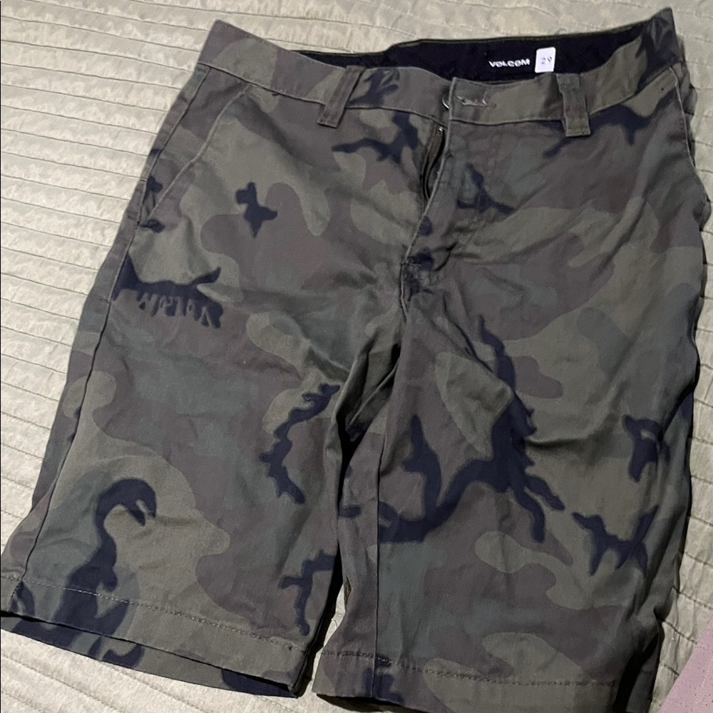 Volcom Men's Green Camouflage Cargo Shorts